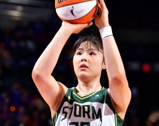 乒超WNBA常规赛西雅图风暴客场对阵明尼苏达山猫。西雅图风暴首节就11-26落后