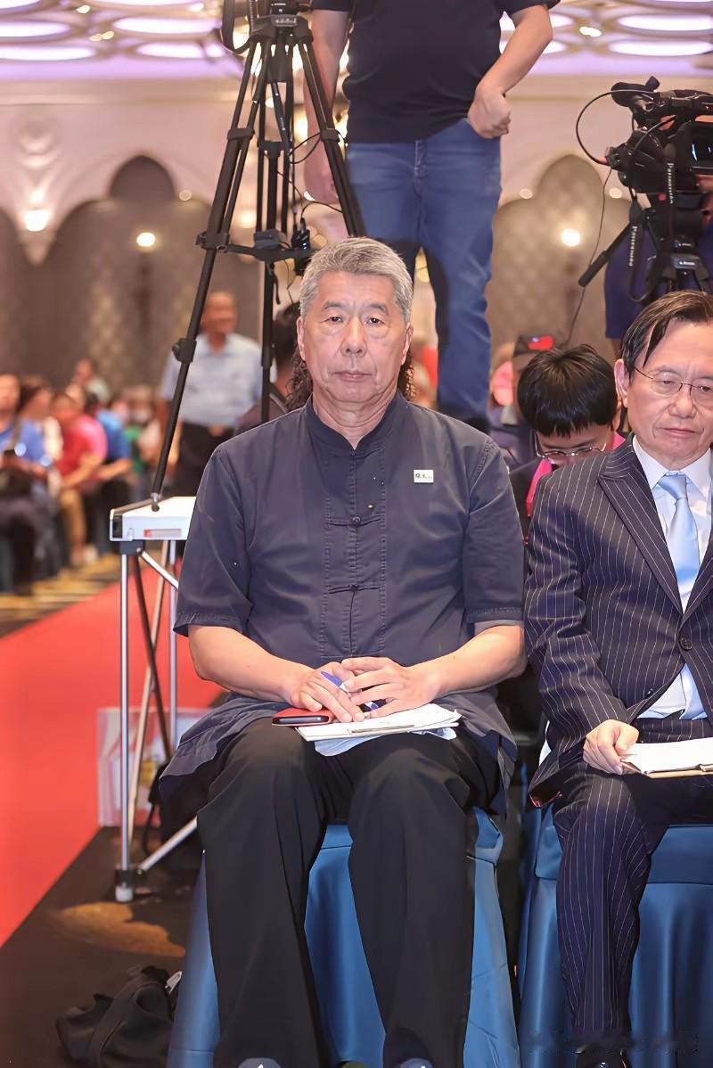 六位候选人在台中举办政见发表会，张亚中和罗智强有些反常。张亚中一反常态，说话