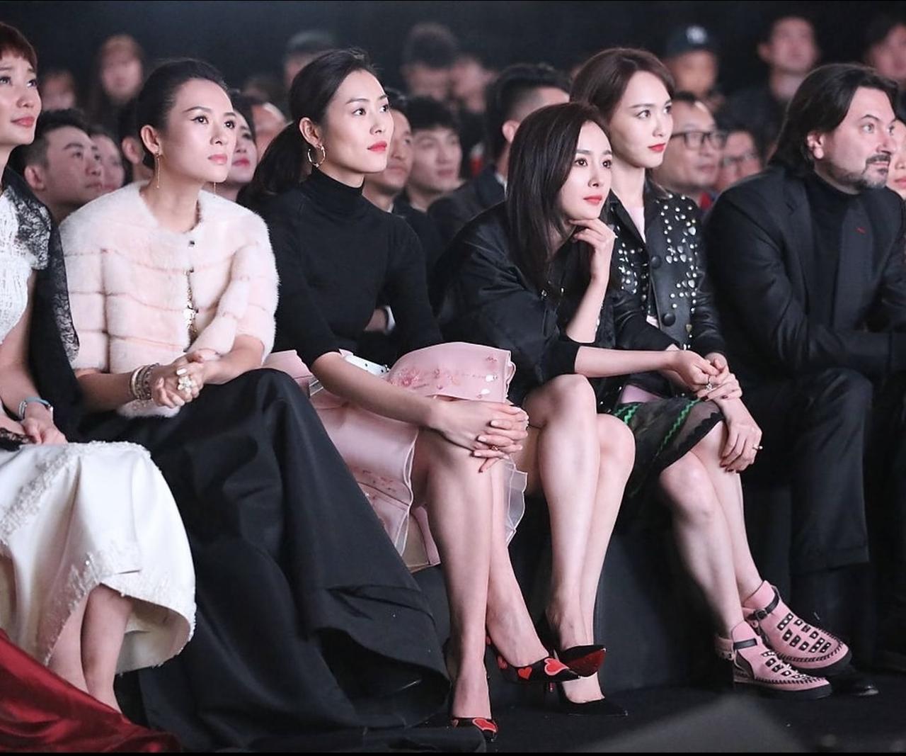 2016年，章子怡、刘雯、杨幂与唐嫣参加活动，坐在一起看秀的画面。“大表姐”