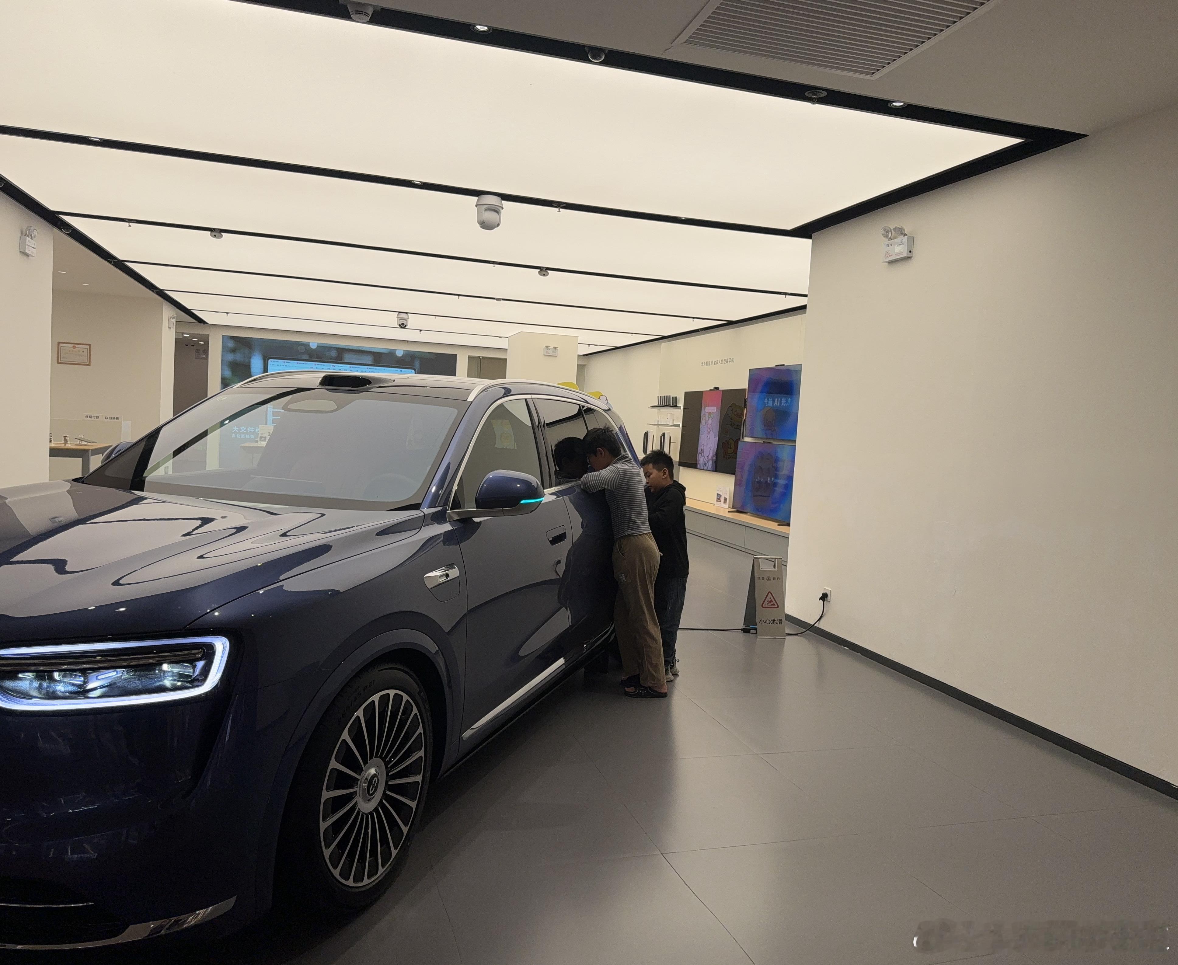 经过华为门店，几个小朋友围着问界M7在那仔仔细细的研究。感觉这代人长大之后，