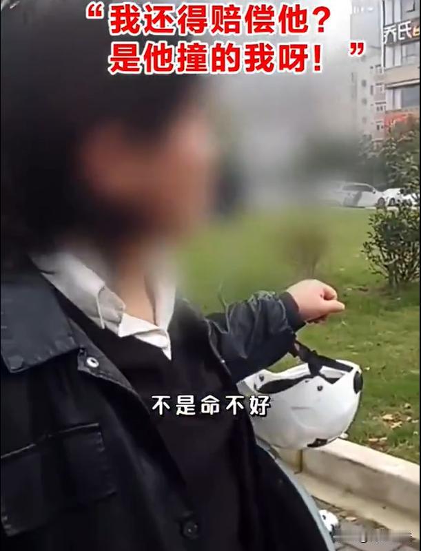 郑州，一辆小汽车正在等红灯，绿灯亮起时，一位女子骑着电动车直接闯红灯、从小汽车前