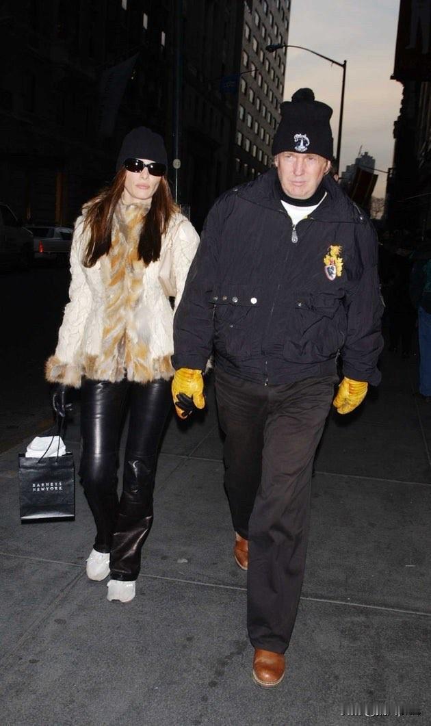 特朗普还是穿西服帅一些，20多年前特朗普穿了一身“时尚”服装，与梅拉尼娅逛街，效