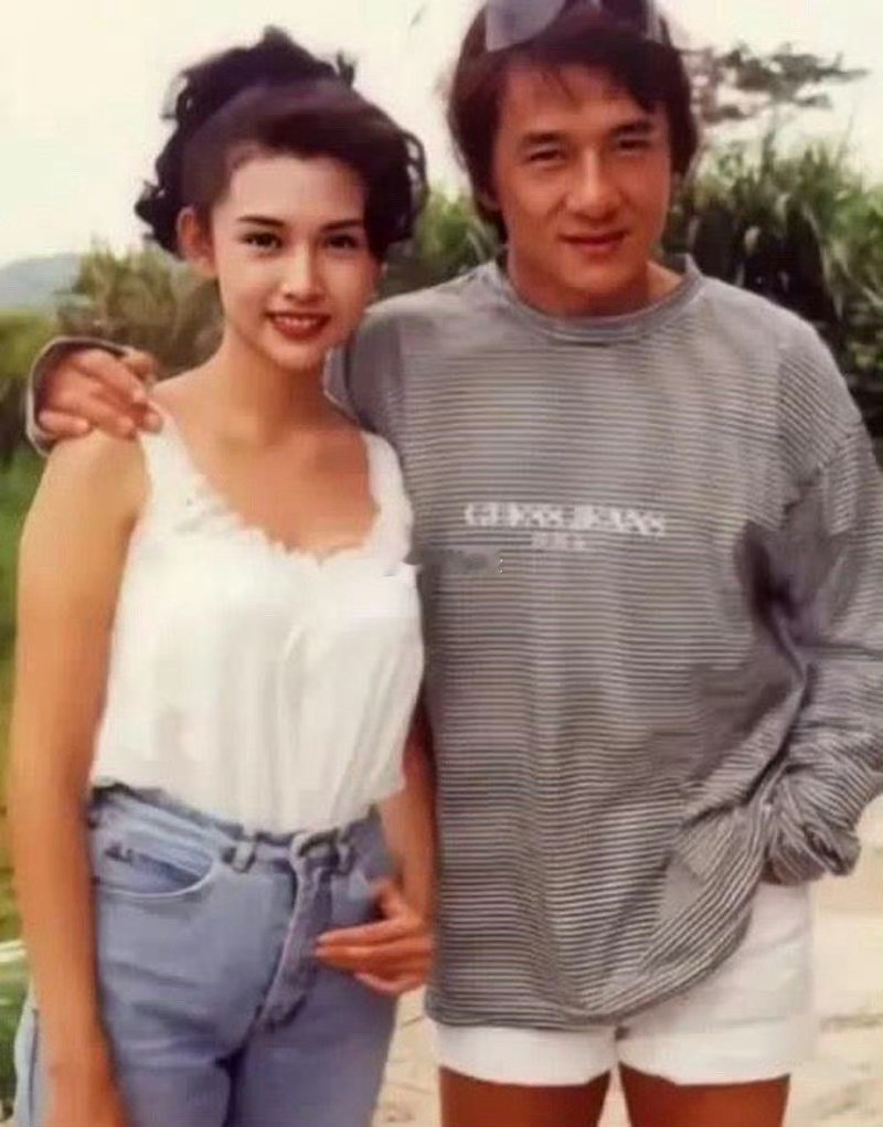 当年的成龙和邱淑贞合照，如果把裤子换一下是不是更好看呢？
