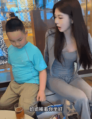 我小时侯比较自卑，美女主动接近我我也不好意思![捂脸哭]