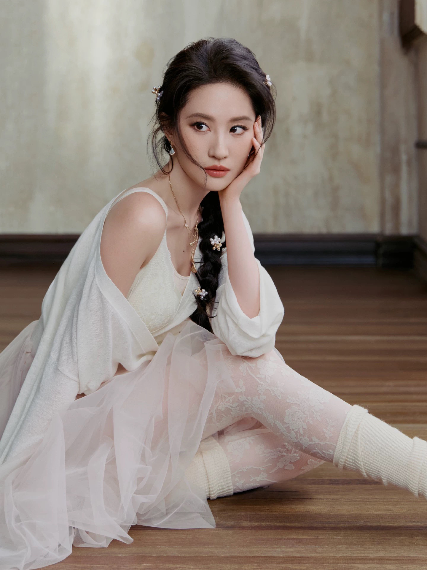刘亦菲祖玛珑全球品牌代言人刘亦菲睡醒就看看美女净化心灵
