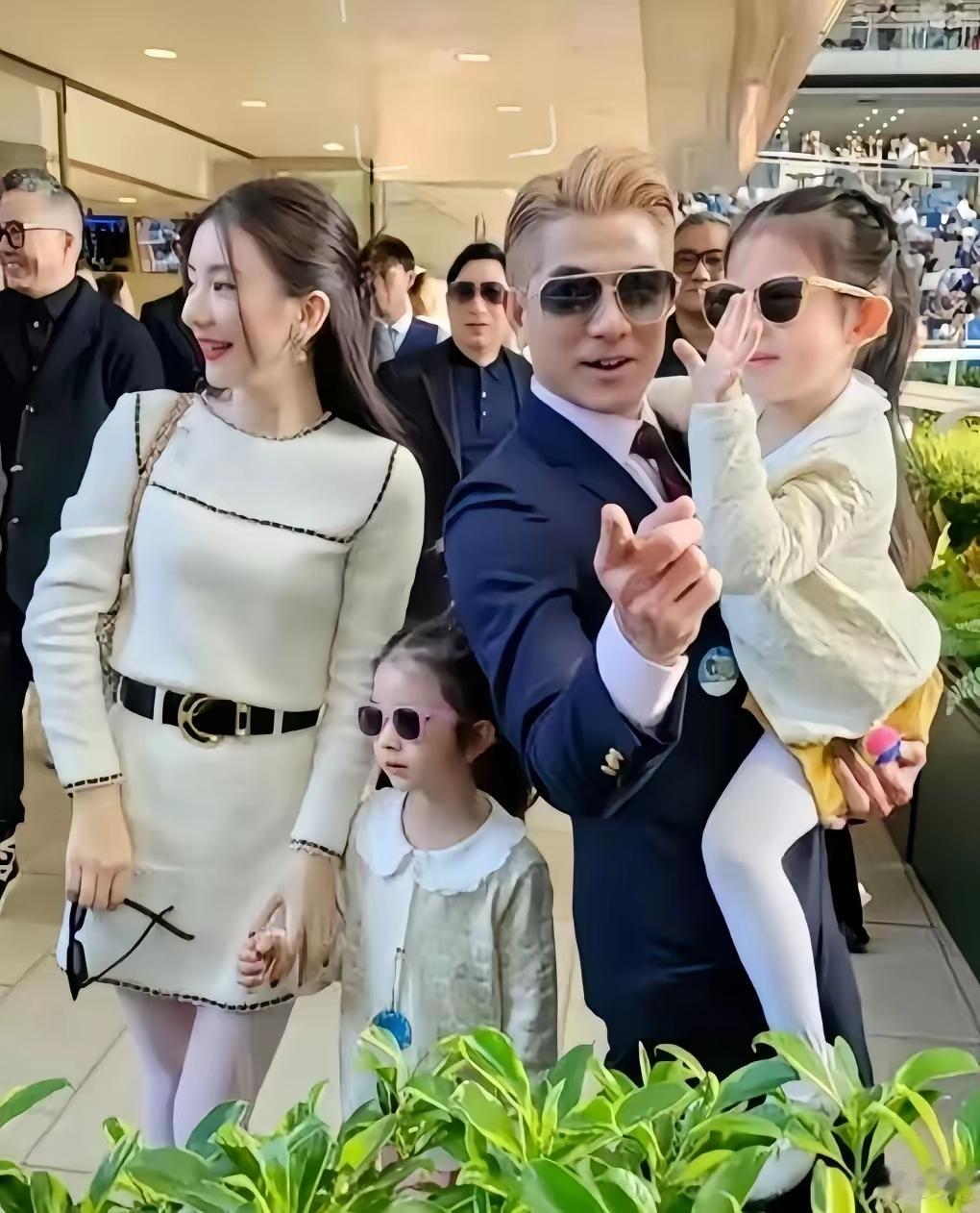 不老男神郭富城风采依旧，仍然帅气炸街，跟老婆方媛走在一起根本看不出相差22岁的年