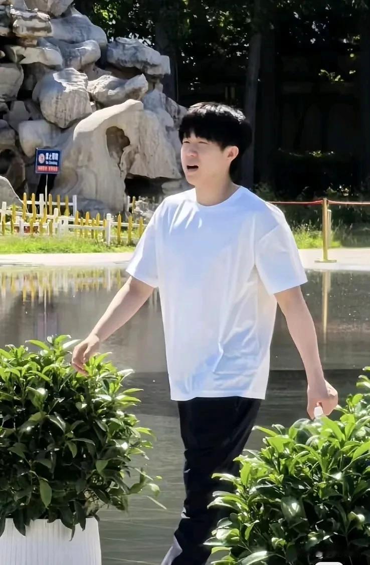 这么晒的天，头哥涂蜜丝婷了吗哈哈哈……昨晚哥一回房间冲浪，网上全是大白