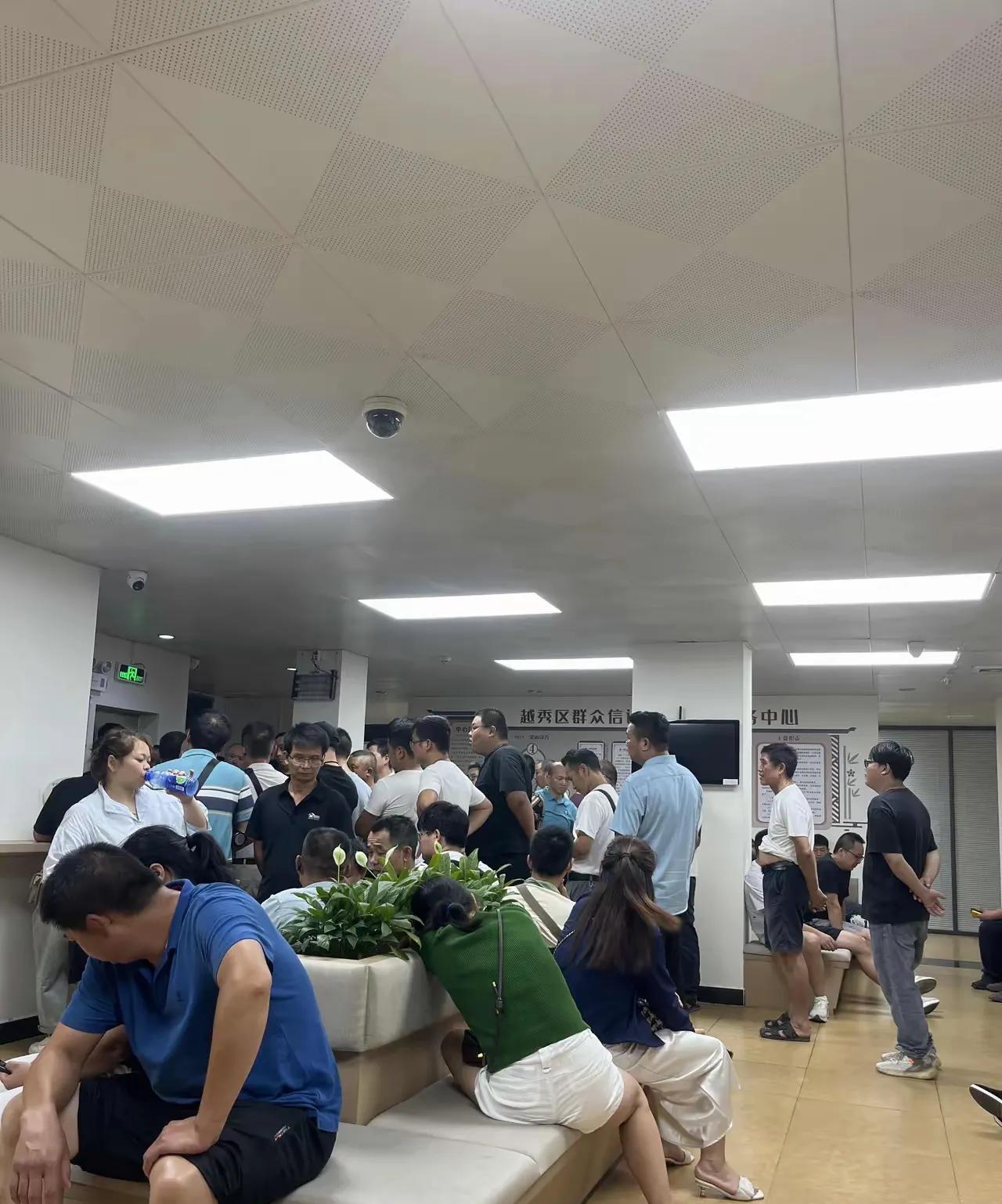 听说装修公司的老板跳楼了。现在想想也是可怜之人。装修公司跟房地产息息相关。房地产