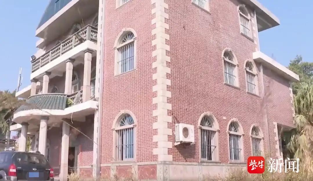 福建泉州，男子2000年时花500万建了栋别墅，自带花园和泳池，十分气派，但他常