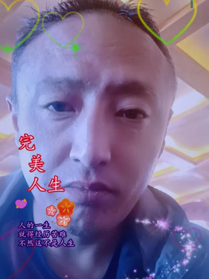 四十岁的陈默，手腕上空空如也，颈间没有任何链饰，连耳朵都未曾打过耳洞。朋友聚会时