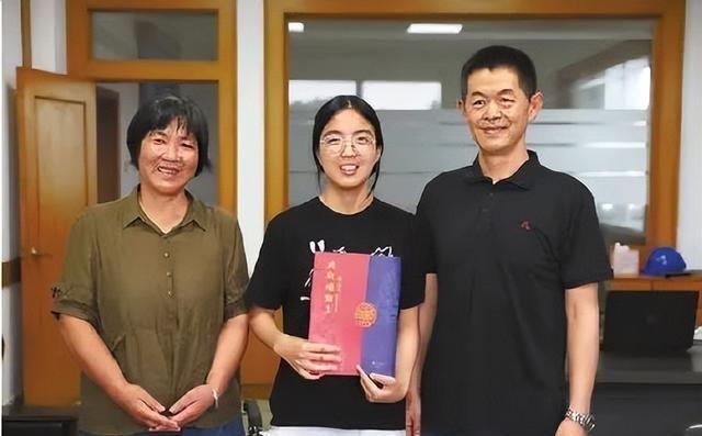 这可能是近年来最让人脊背发凉，却又在瞬间令人泪如雨下的“双向奔赴”。浙江海宁