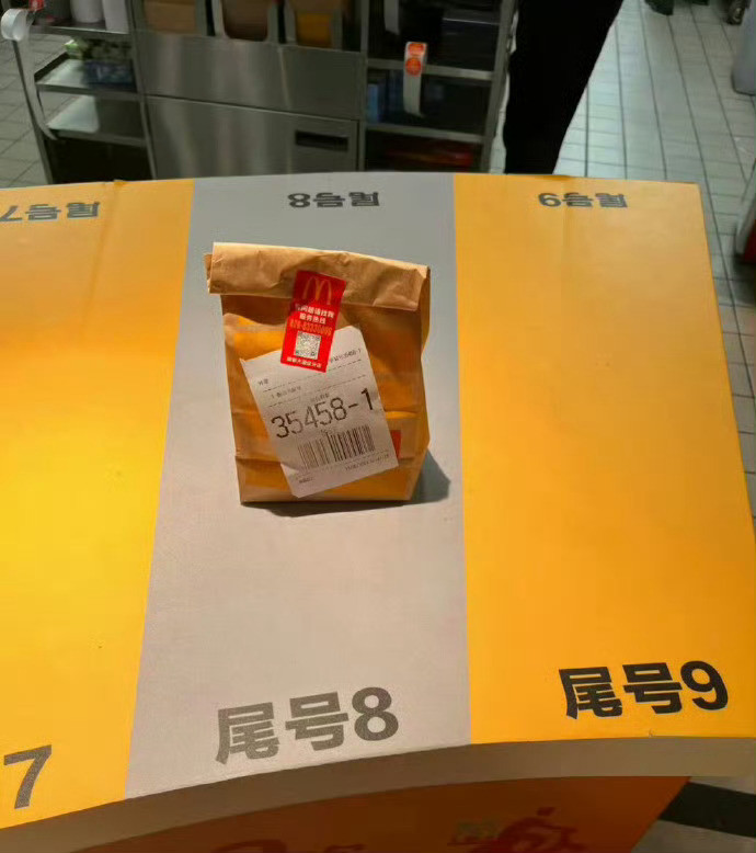 在麦当劳取餐时犹豫了，服务员只说了一句话​​​