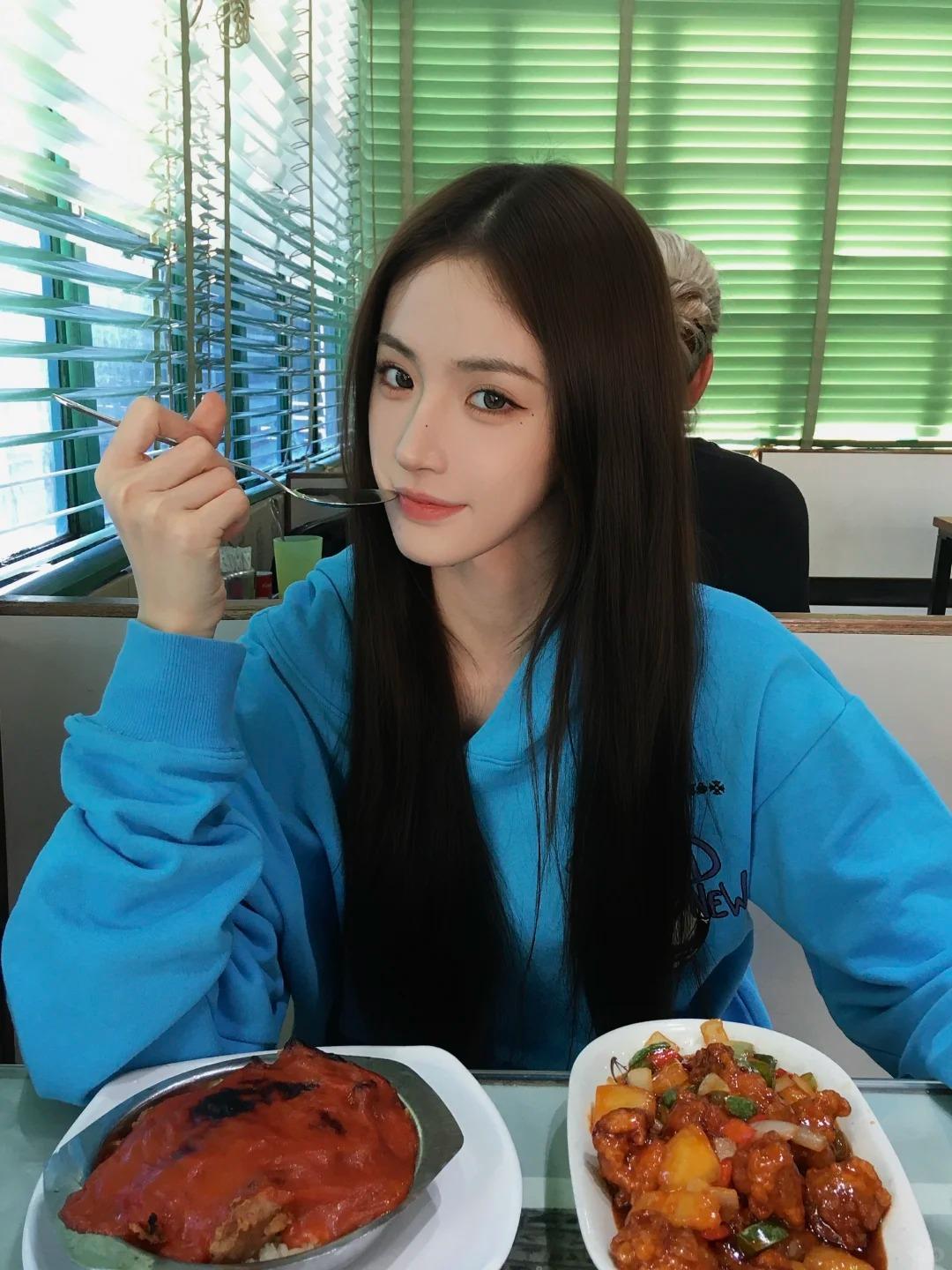 甜美系兼职模特，身姿舒展如流云过川，不被比例桎梏，自有浑然天成的韵律，肩颈线条利