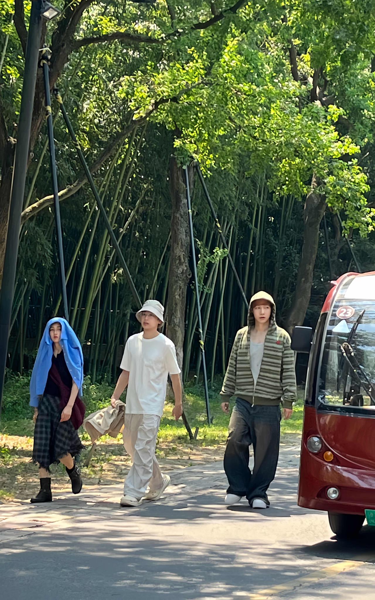 8月20日，有位网友一大早在乌镇偶遇明星，张艺兴、彭昱畅、张子枫步行的画面。