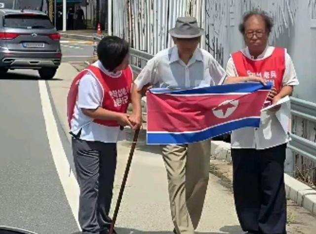 朝鲜战争被俘朝鲜士兵安学燮20日手持朝鲜国旗，试图通过板门店返回朝鲜，在京畿道坡