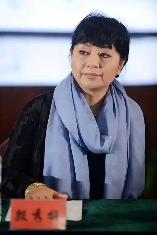 著名歌唱家殷秀梅一生未育，却把全部心血倾注在弟弟和侄女身上，从20世纪80年代红