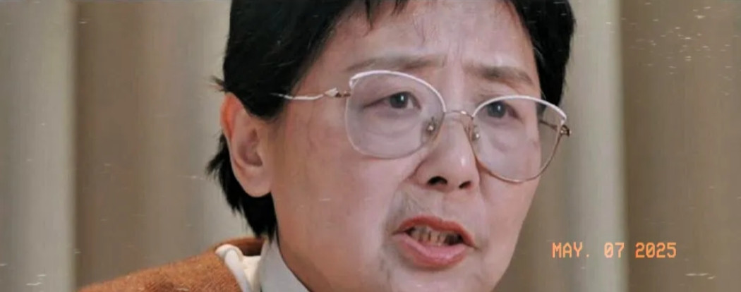 黄圣依妈妈真是个狠人，你看看她对黄圣依从小到大的安排，不得不说太有水平了。幼