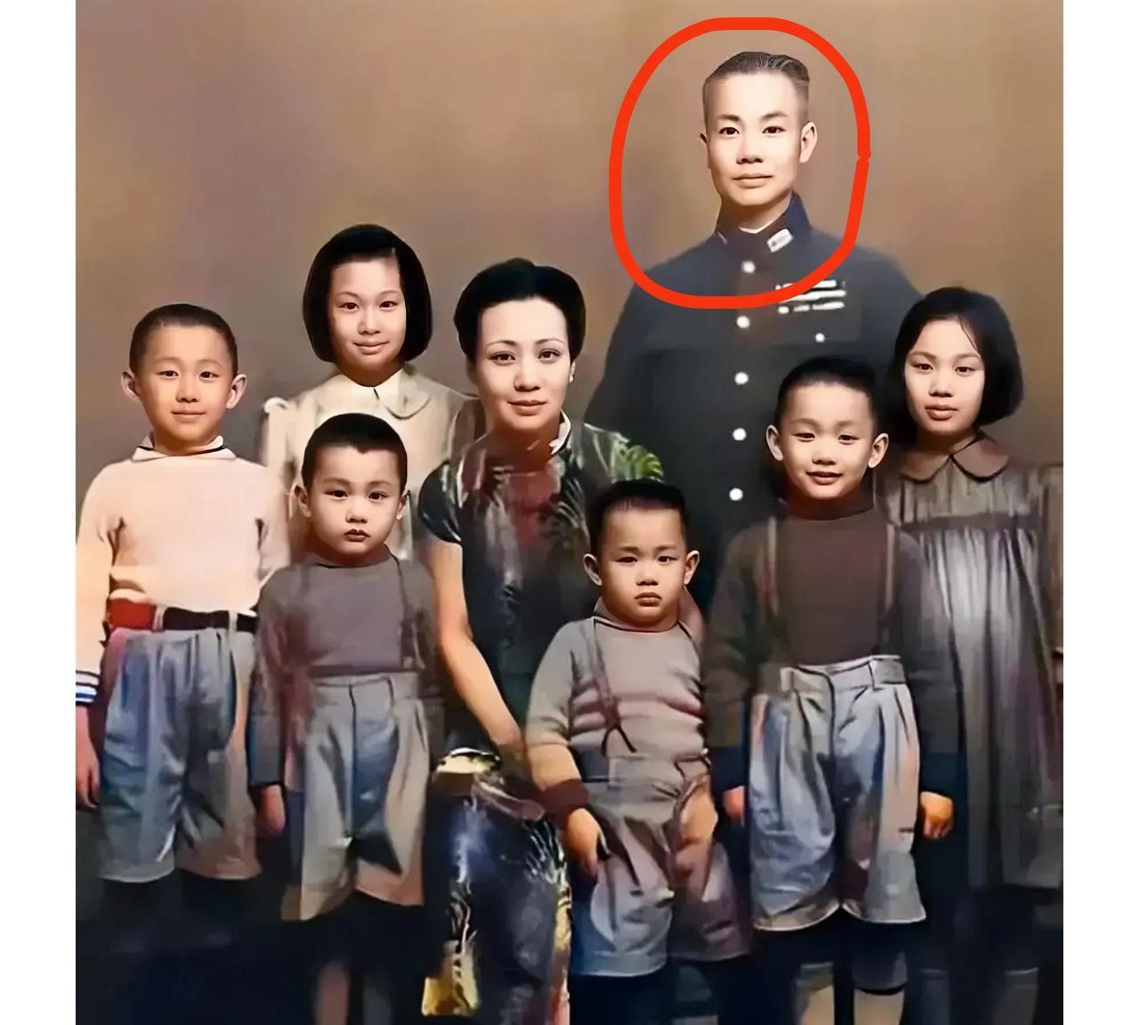 一张摄于1945年重庆的全家福，这才是他们一家八口真实的貌相，并非演戏，也不是演