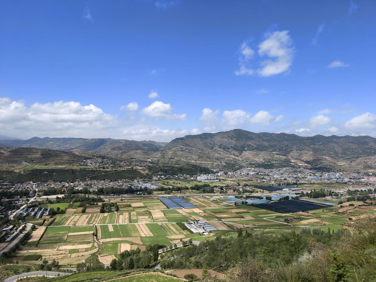 农村不适合退休人员养老。我的同学退休后就在农村养老，说是养老，到不如说是看家护院