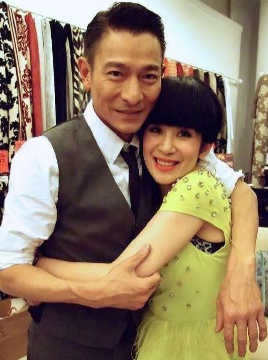 2010年，刘德华上节目，吴君如对他说：“娱乐圈有个女星喜欢集邮，四大天王她收集