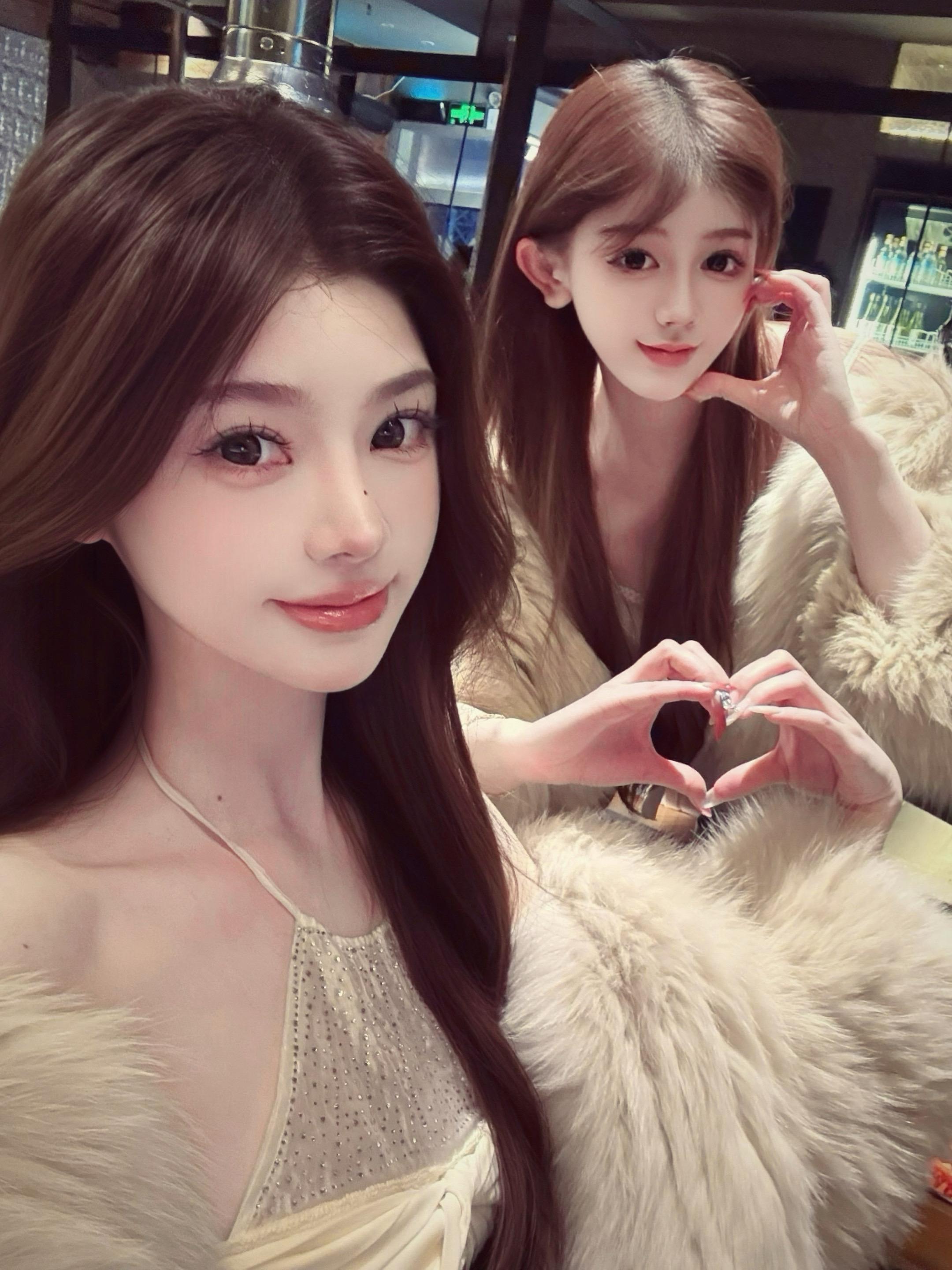 我假装漠视一切 其实我在乎的很多 我知道抓的越紧就越容易失去