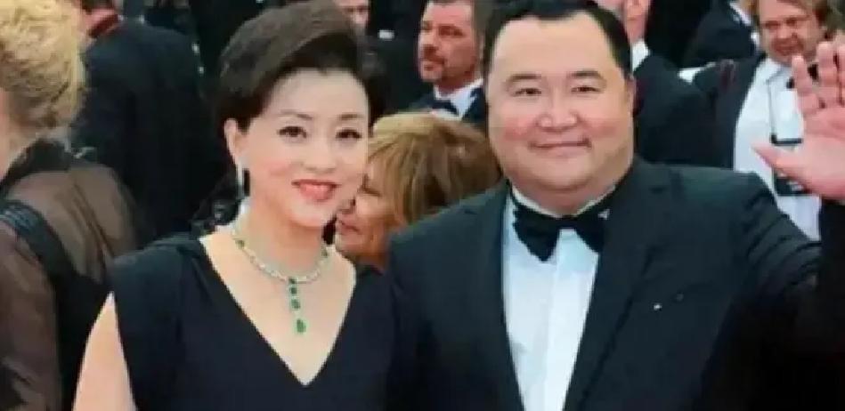 1994年吹着腥咸海风的游艇上，富商吴征指着刚砸500万买下的大船，紧紧盯着眼前