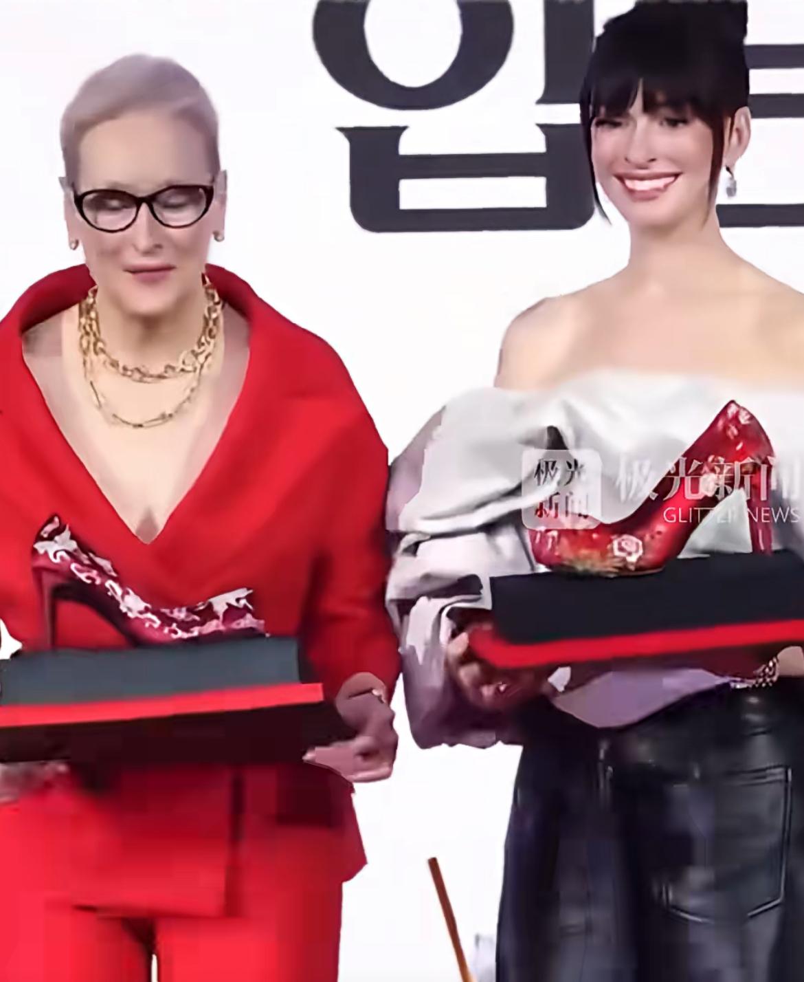 韩国为了宣传本土文化，把一双红色绣花高跟鞋赠送给安妮·海瑟薇，网友直呼看起来好像