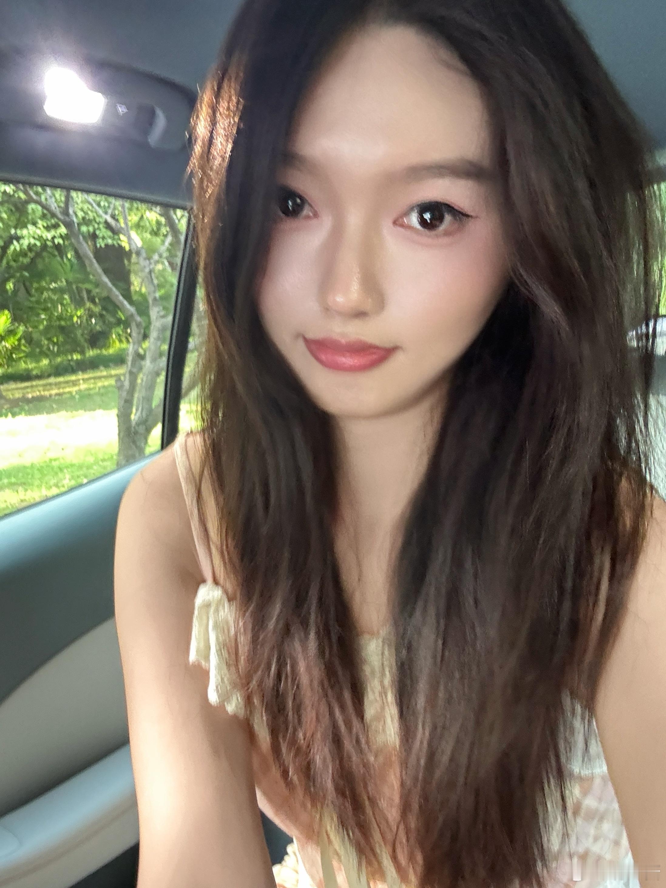 忙忙忙了一周终于回上海了[晕][晕][晕][晕][晕]今天穿最嫩的少女装拍了一条