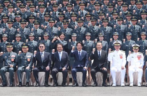 赖清德再对台军新军官们提出了三条要求，包括坚持所谓“中华民国”和中华人民共和国互