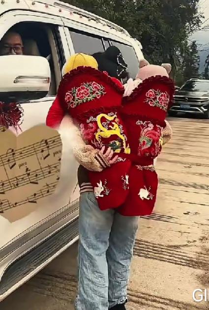 “这才是边界感！”云南一女子背龙凤胎回家时，突然碰到一队婚车，女子想要讨喜图个彩