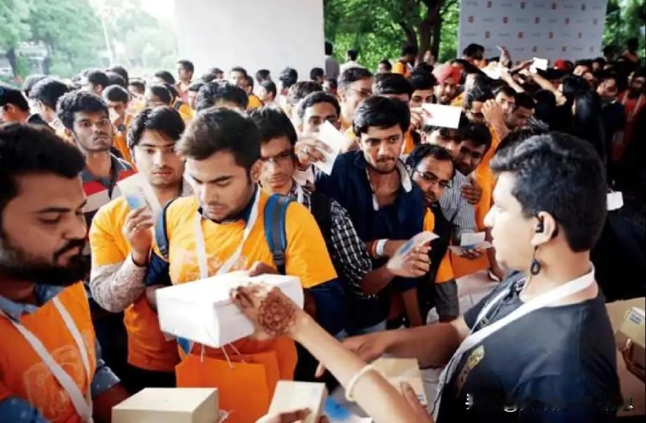 近日，关于印度人排队过关画面频繁出现在东方大国各大媒体和社交平台上，尤其是广州、