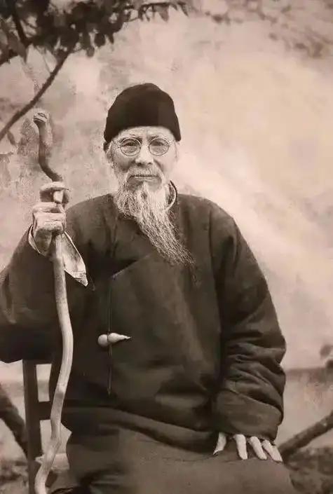 1953年，有人花2块钱向齐白石求画。谁知，齐白石画了2片咸鸭蛋，对方小心翼翼地