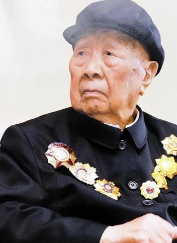 1984年，开国中将曾思玉退休后，到大连一水库钓鱼，钓着钓着，水库负责人走了过来