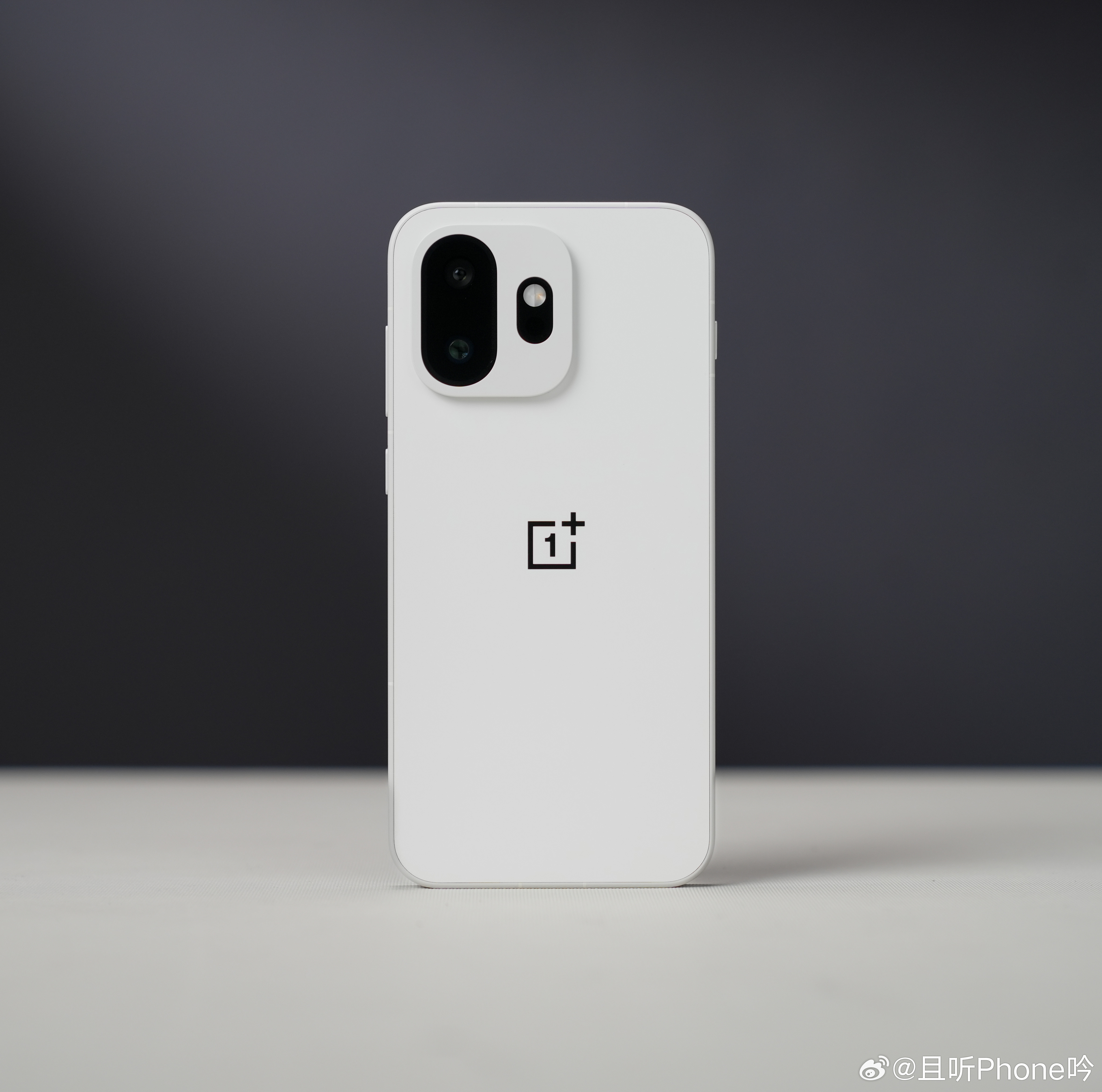 目前几款小屏的价格：一加15T（图1）：4299起；小米17（图2）：4299起