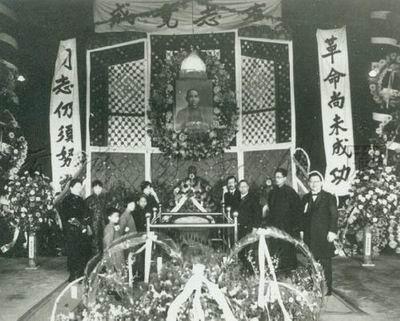 1925年3月12日，孙中山先生病逝于北京。图中亲属在灵堂内