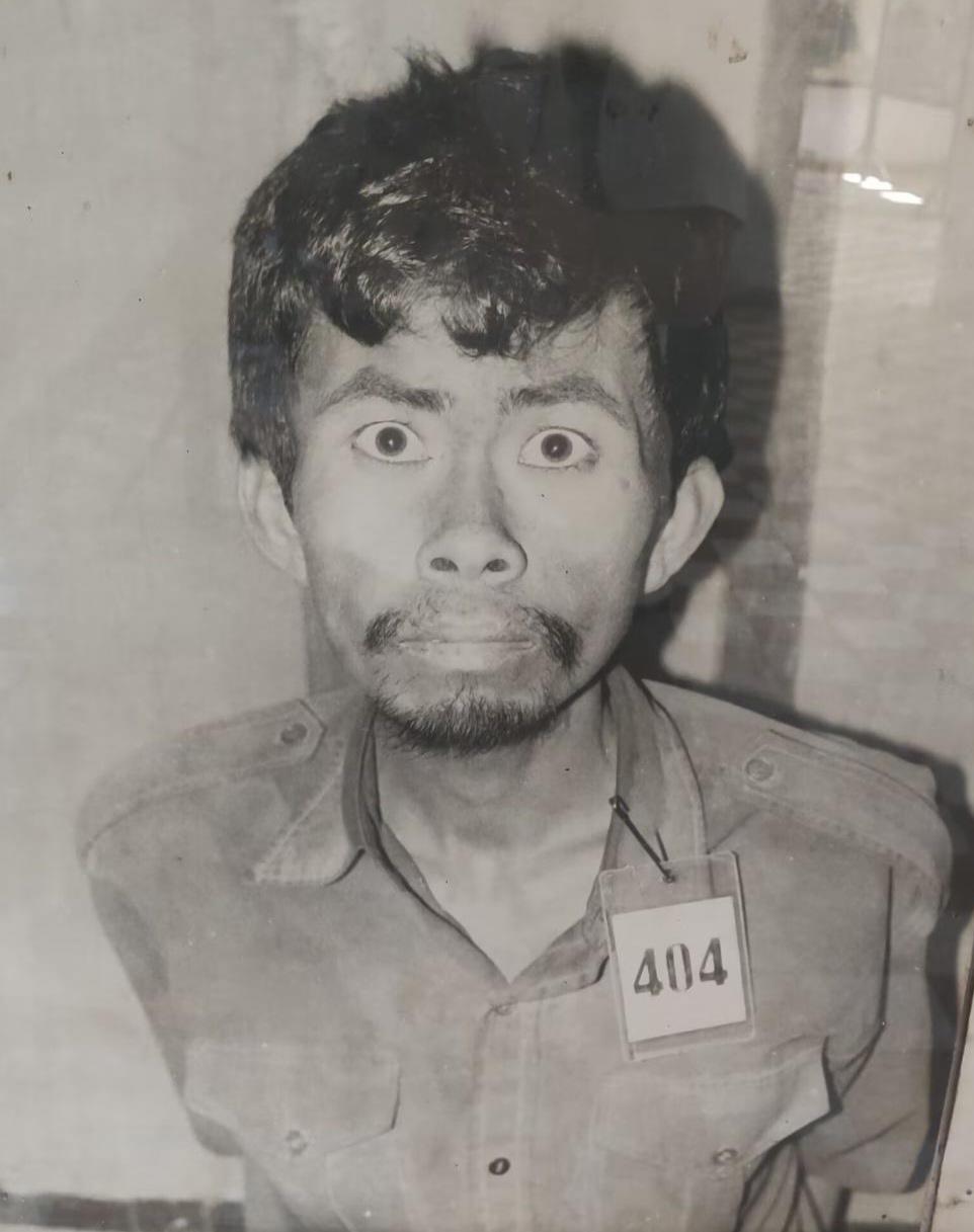 极度的恐惧，极度的麻木，仔细看看他的右臂，明显是被反绑，至于用的是手铐还是绳