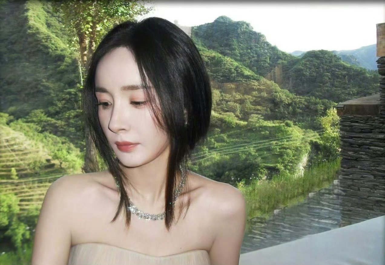 杨幂前两张如此美丽，如此温柔🐱​​​后两张又是老公级别的气场反差感