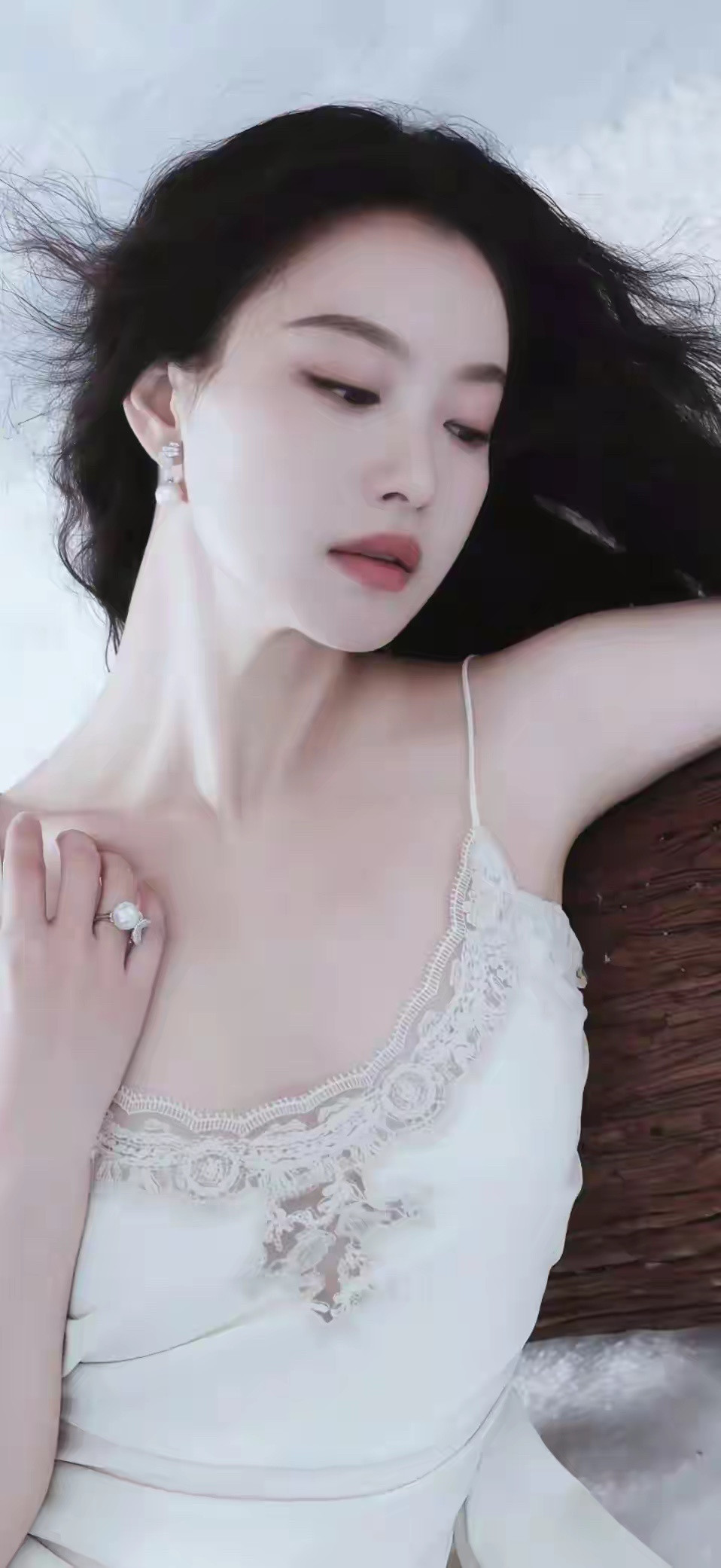倪妮气质微卷发配一袭白色吊带连衣裙，这迷人香肩美背好“撩人”
