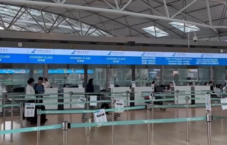 韩国这次真的把政治斗争玩出新高度了，堂堂一个副总理拖着行李箱刚到机场，准备代表韩