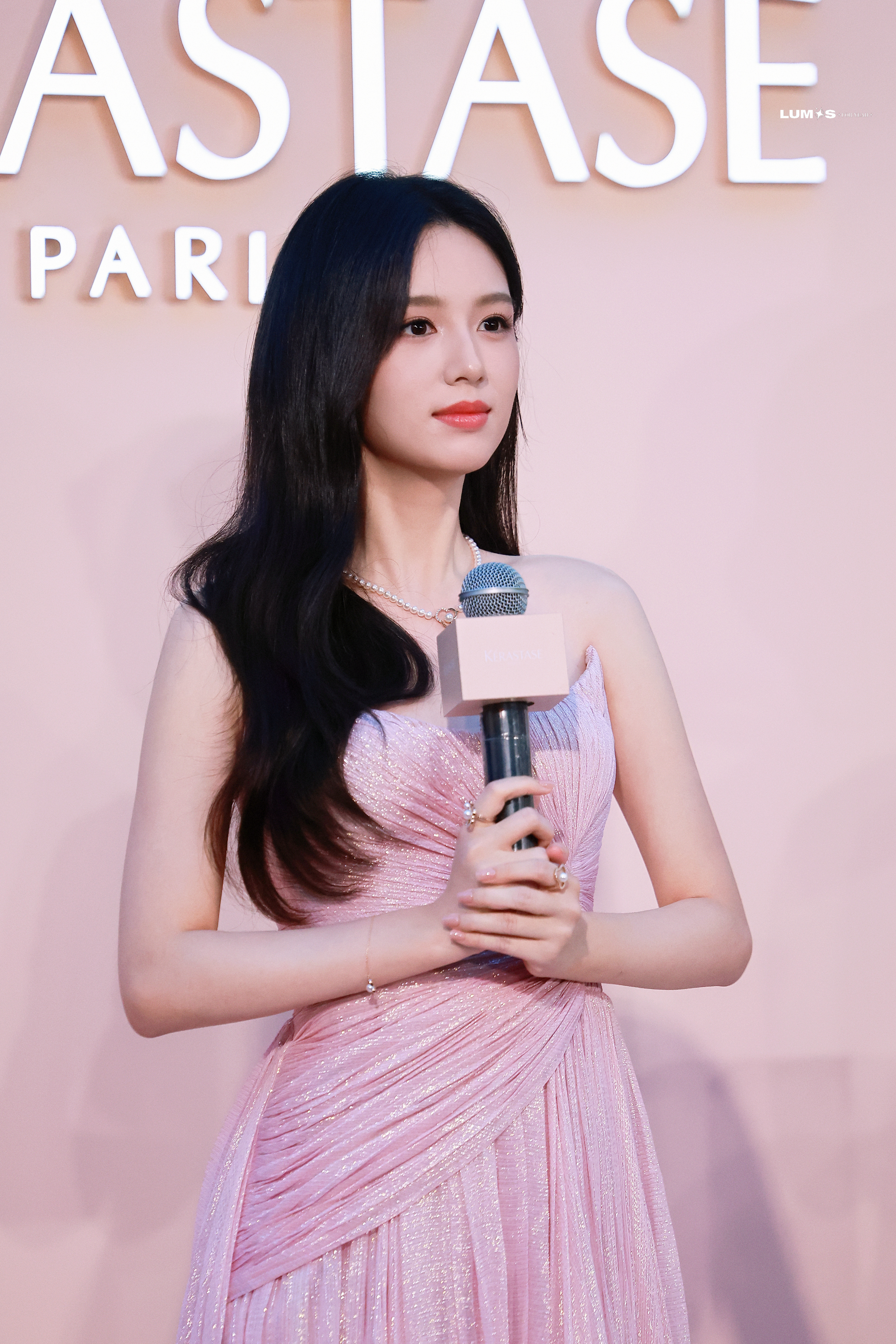 周也.一袭柔粉抹胸长裙，优雅温婉，熠熠生辉