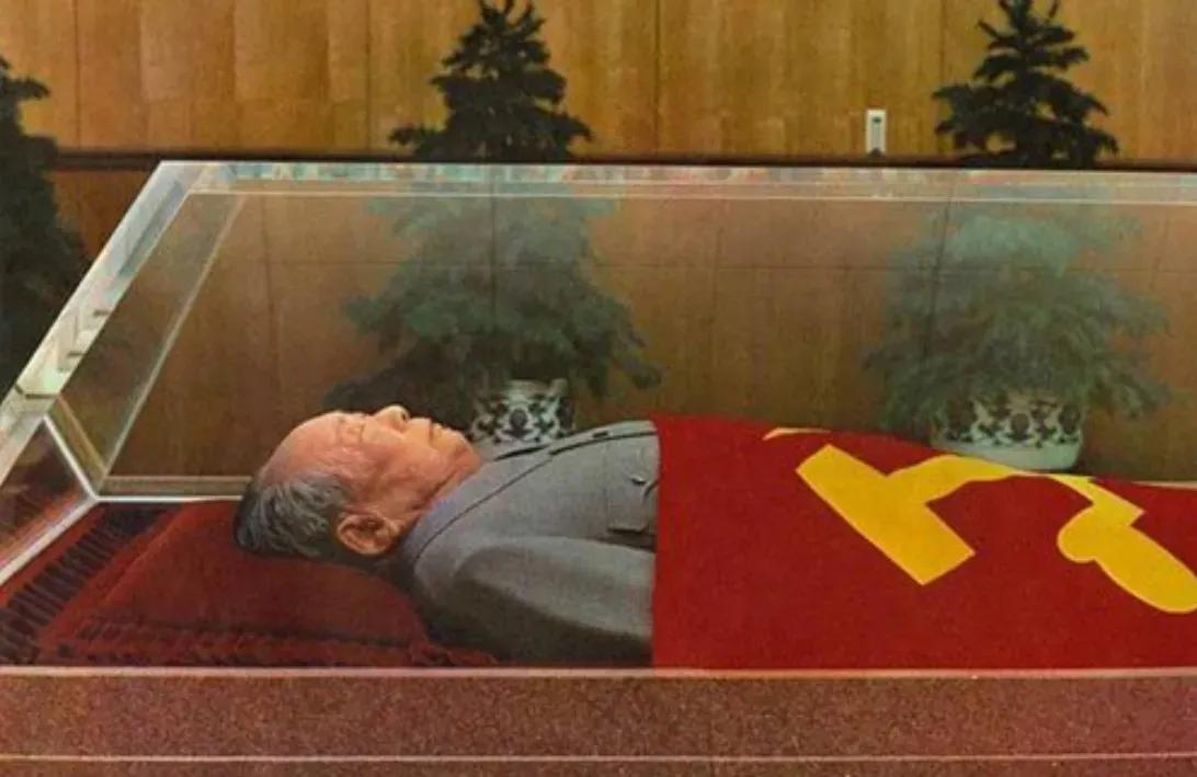 毛主席静卧纯度99.999%的水晶棺四十余载，年年有人千里赶来，只为隔着