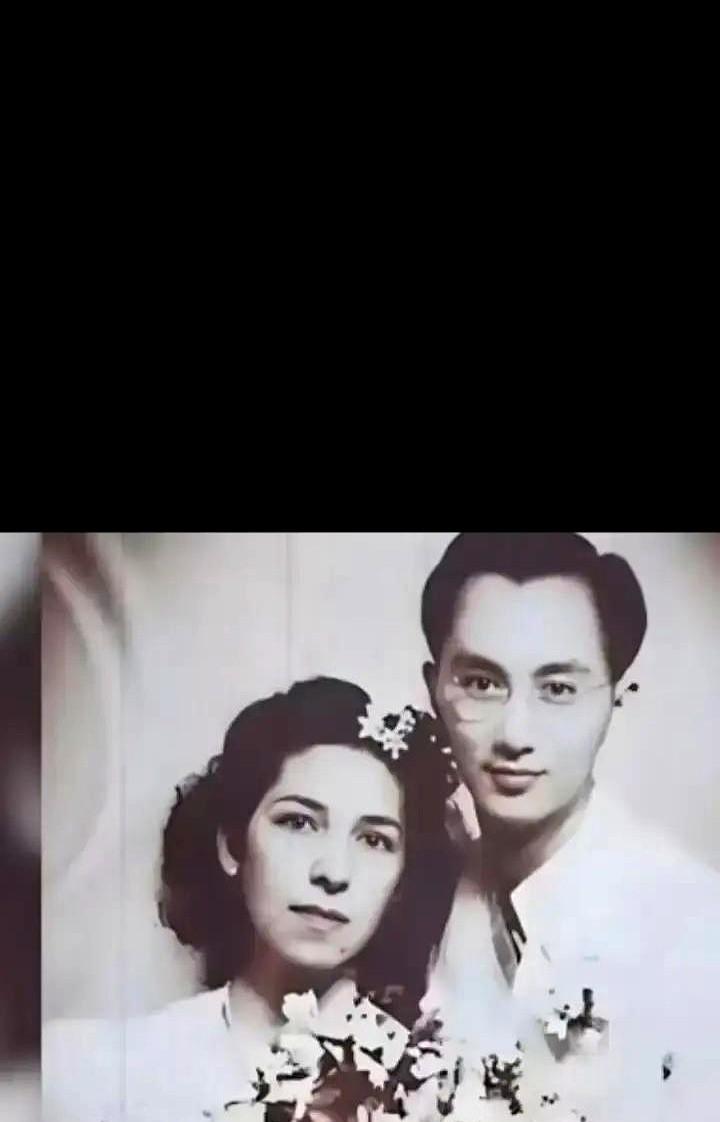 何猷君陪着一个老太太，像家里人一样照应着，这老太太谁啊？她叫八姐。当年梁安琪