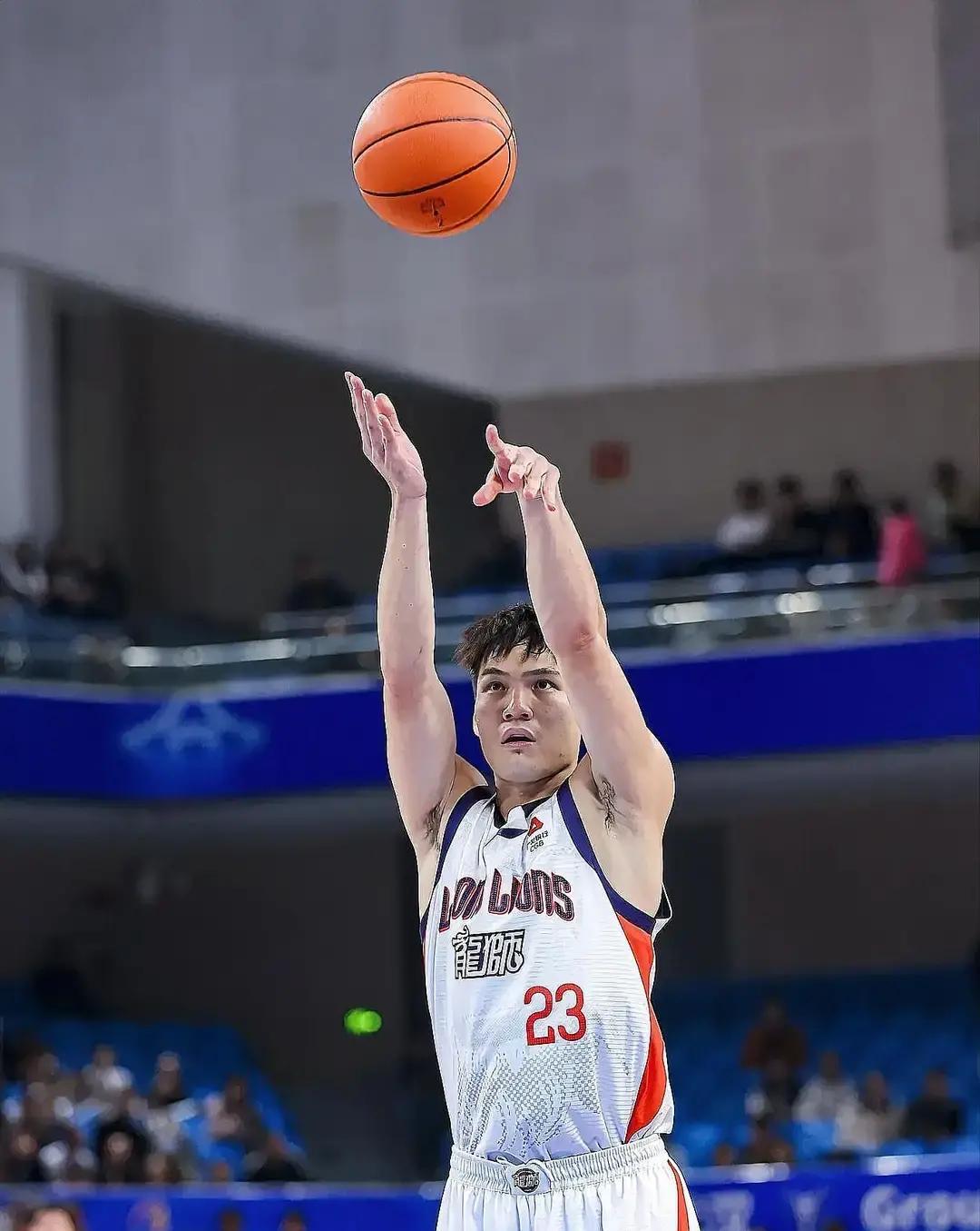 陈国豪今天在广州首秀，12分钟挂零，2分3板1助，正负值-8。一句话，没亮点