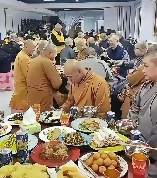 这伙食差别有点大呀……