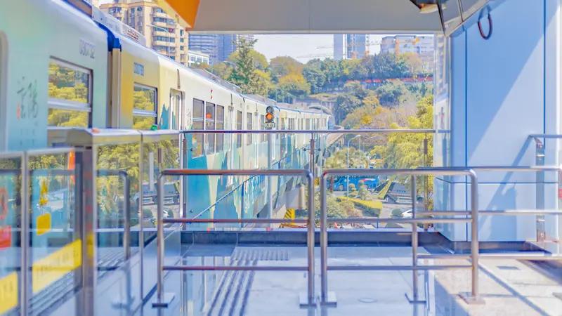 最近重庆地铁“鞠躬式窗口”引发了争议。有网友在12月10日乘坐6号线到康庄站时，