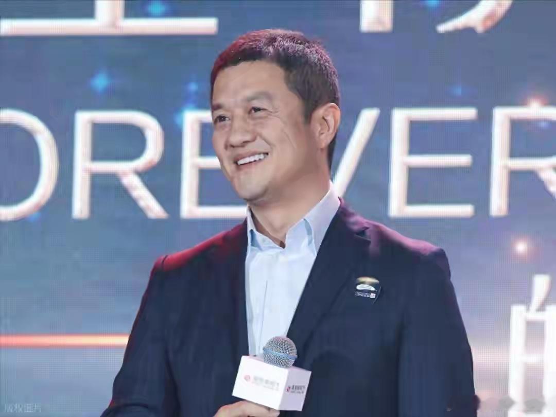 55岁李亚鹏疑似恋爱，身边女伴侧颜很像王菲，4000万债务已还清​​​