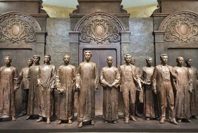 1921年7月，在那条红船上召开的中共一大有陈独秀、李大钊等13人参与，其中有几