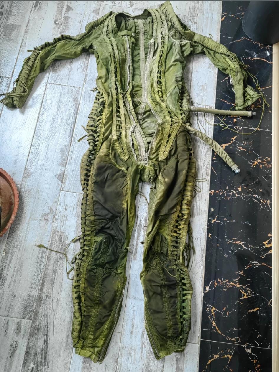 最早飞RB-57D高空侦察机上穿的抗荷服，速度太快你遭不住，用这个衣服代替你遭罪