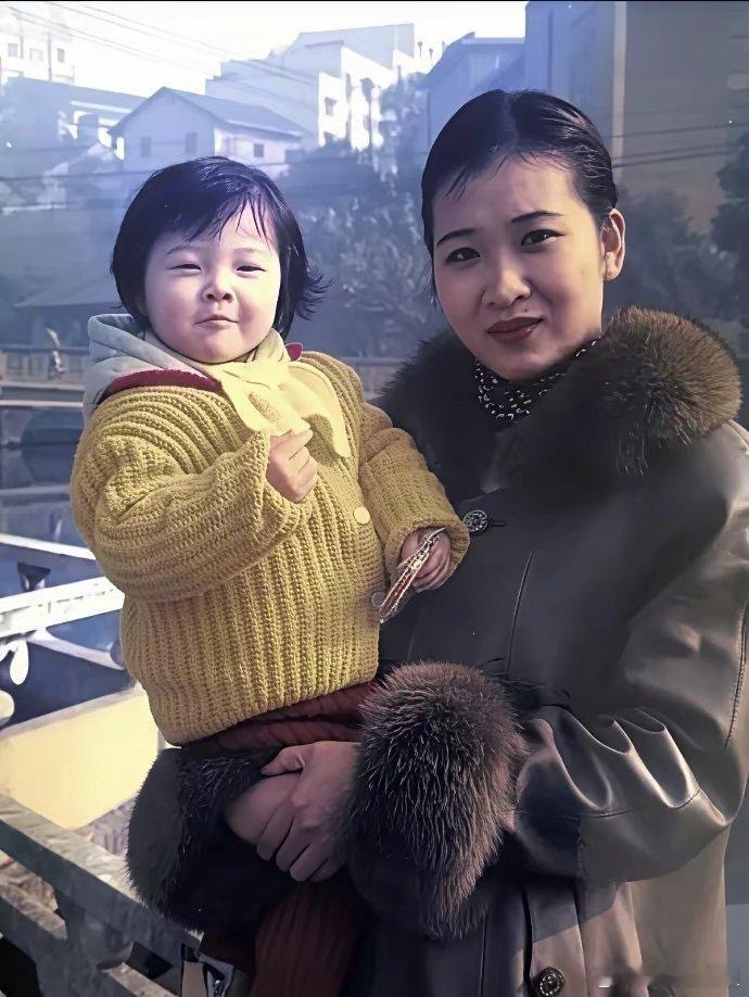 吴艳妮与妈妈25年前vs25年后​​​