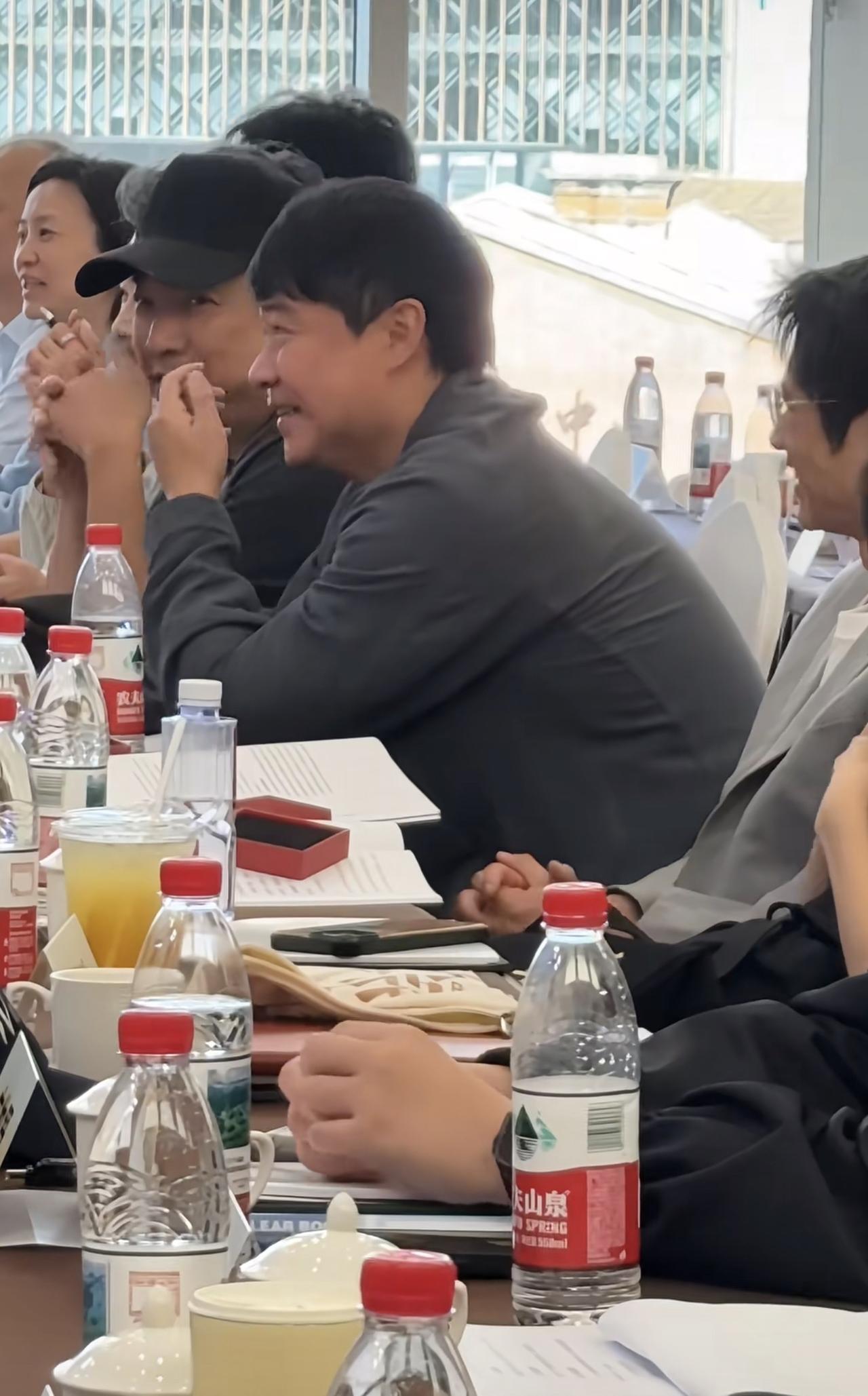 上海电影会议今日举行！徐峥陈思诚坐一排热聊，陈导全程笑容就没有停过，和徐峥聊的太